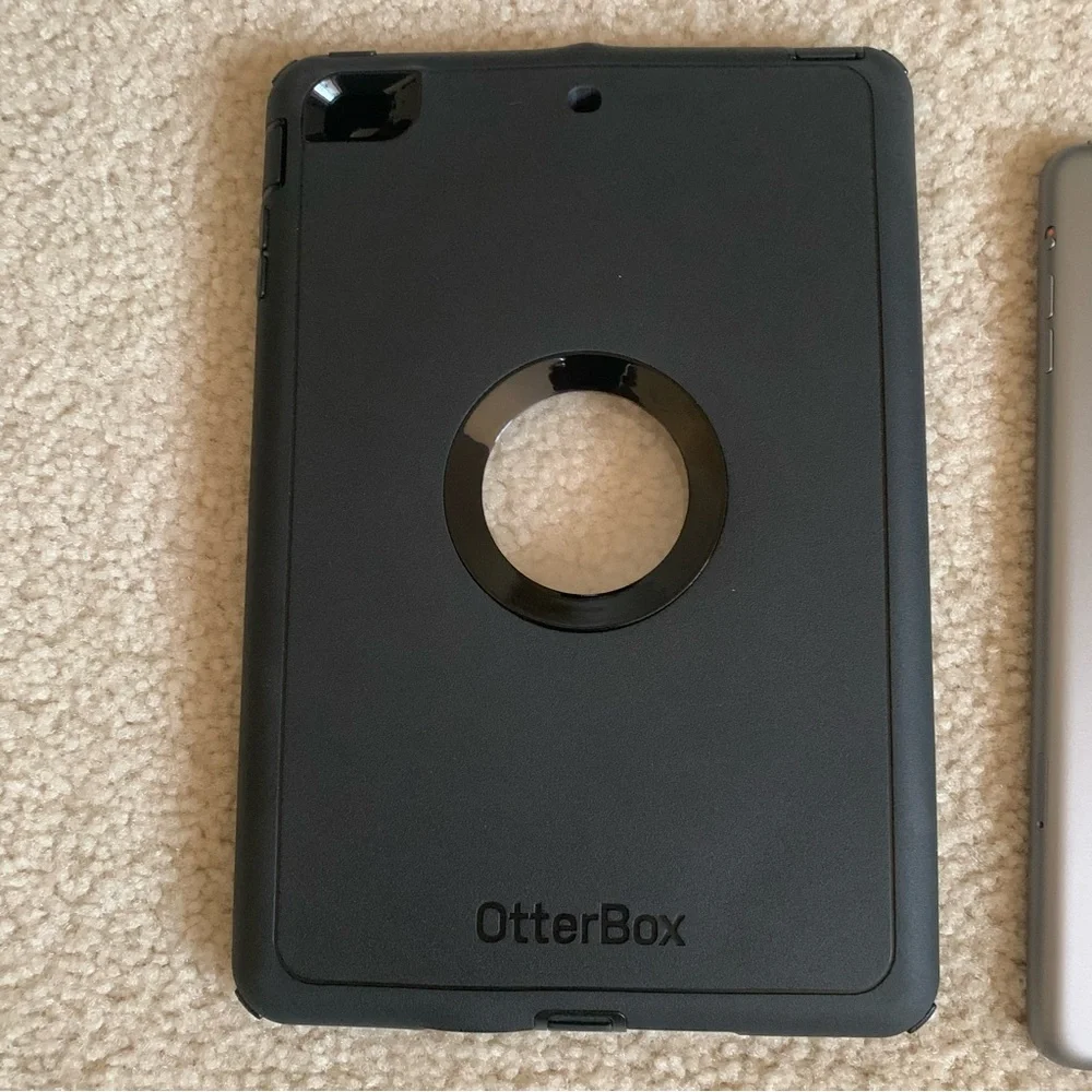 Apple iPad mini 1st Gen. 16GB, Wi-Fi + Black / w/ Otter box Case
